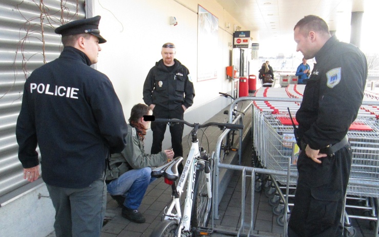 Zadržený zloděj kol. Foto: MP Chomutov